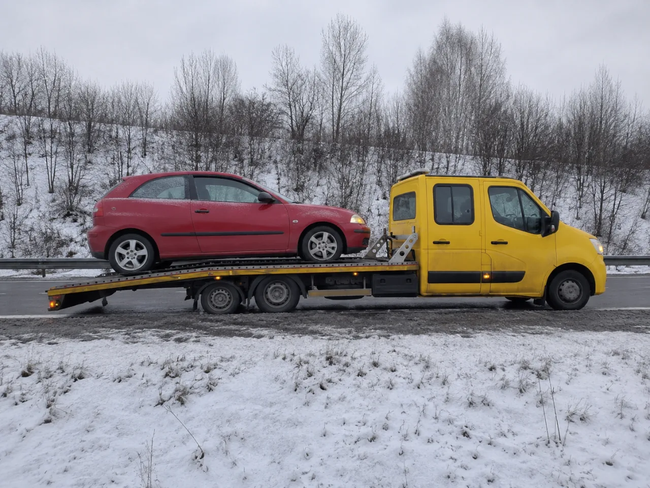 Holowanie auta na lawecie podczas opadów śniegu – Piła