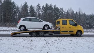 Zimowe holowanie auta osobowego na lawecie – Piła
