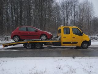 Holowanie auta na lawecie w śniegu – Piła