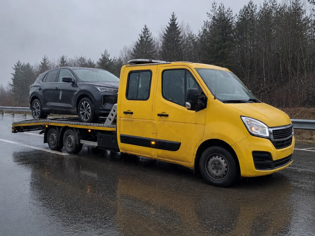Transport SUV-a na lawecie w deszczu – auto elektryczne w drodze do ładowarki, Piła