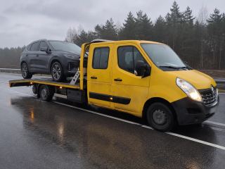 Auto elektryczne wciągnięte na platformę lawety – Piła