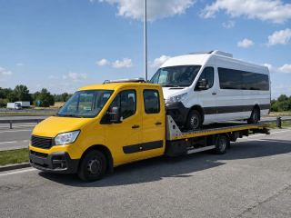 Transport busa osobowego na lawecie – Piła