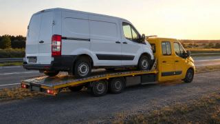Transport busa o zachodzie słońca – Piła