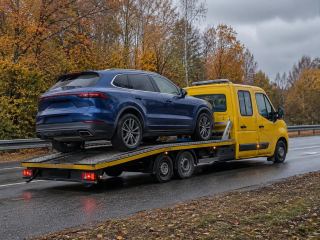 Transport SUV-a na lawecie przy trasie S10 – Piła